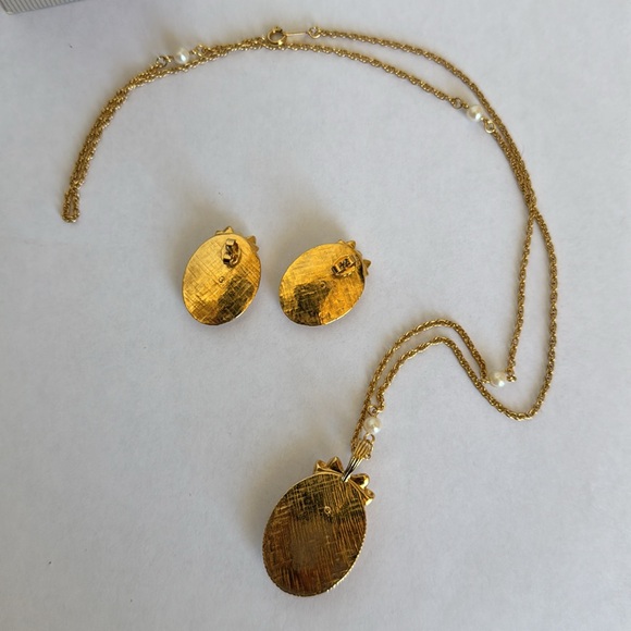 Vintage Avon 1988 Cameo Romantic Portraits Necklace and Earring Set - Picture 3 of 3